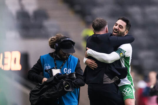 Hammarbys Nahir Besara och tränare Kim Hellberg  jublar