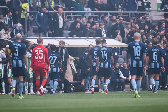 Spelarna lämnar planen