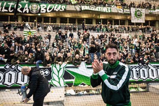 Hammarbys Nahir Besara tackar publiken