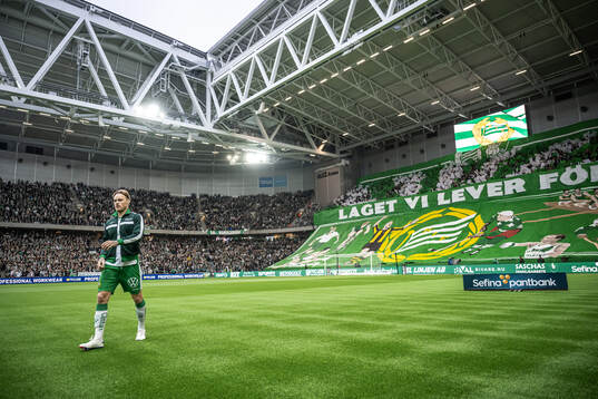 Hammarbys Victor Eriksson framför tifo