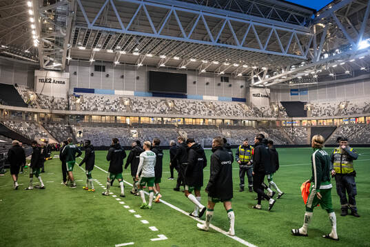 Hammarbys spelare lämnar arenan framför tomma läktare
