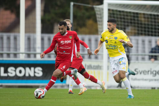 Ariana FCs Brwa Hekmat Nouri och Falkenbergs Leonardo Farah