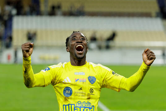 Falkenbergs Wanbe Godwin Aguda jublar