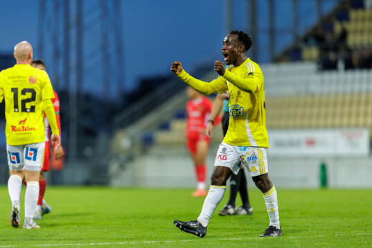 Falkenbergs Wanbe Godwin Aguda jublar