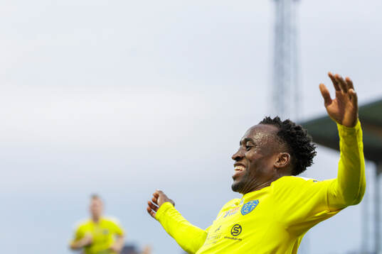 Falkenbergs Wanbe Godwin Aguda jublar