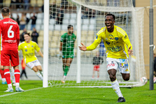 Falkenbergs Wanbe Godwin Aguda jublar