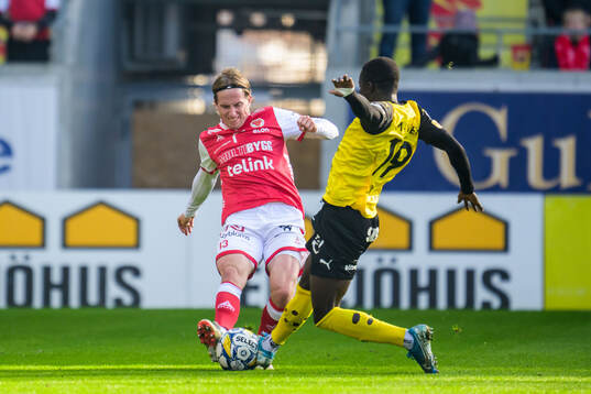 Kalmars Johan Karlsson och Mjällbys Abdoulie Manneh