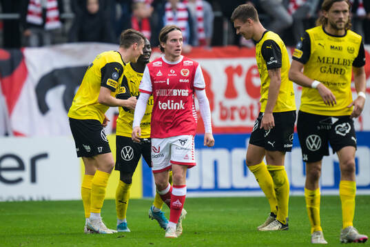 Mjällbys Elliot Stroud jublar och Kalmars Johan Karlsson