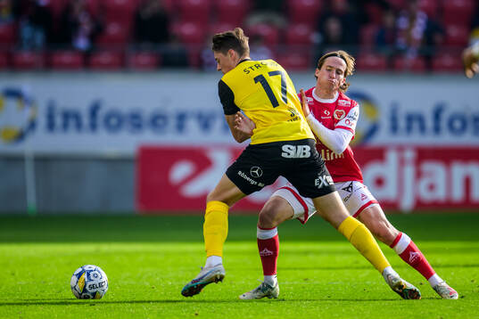 Mjällbys Elliot Stroud och Kalmars Johan Karlsson