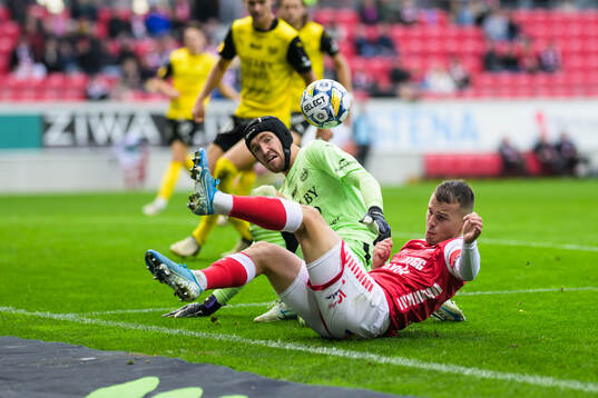 Mjällbys Noel Törnqvist och Kalmars Simon Skrabb