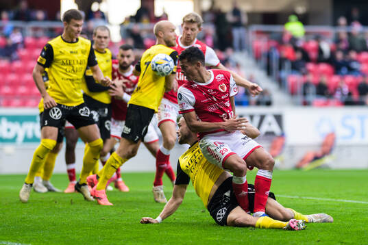 Mjällbys Tom Pettersson och Kalmars Romario Pereira Sipiao