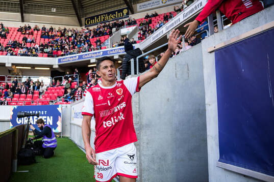 Kalmars Romario Pereira Sipiao lämnar planen