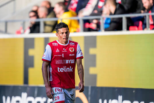 Kalmars Romario Pereira Sipiao lämnar planen
