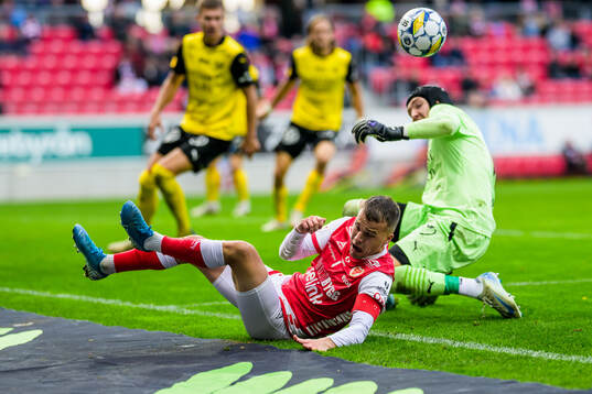 Kalmars Simon Skrabb och Mjällbys målvakt Noel Törnqvist