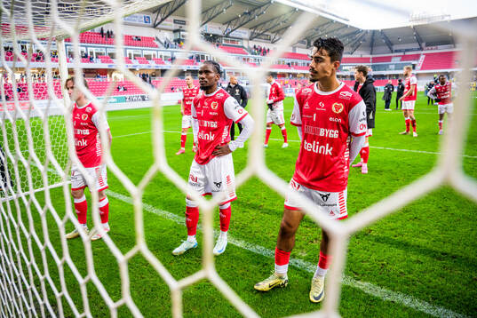 Kalmars Johan Karlsson och Arash Motaraghebjafarpour deppar