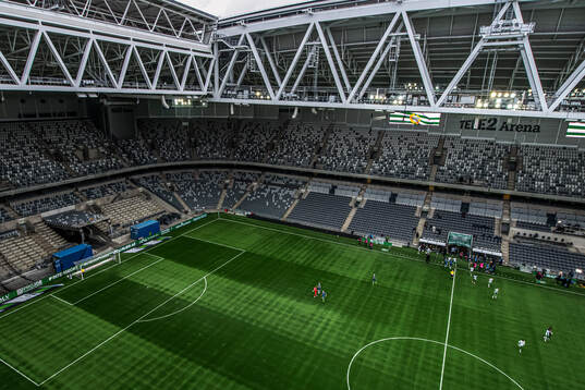 Spelarna från båda lagen gör entré framför tomma