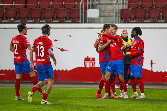 Helsingborgs Adrian Svanbäck jublar med lagkamraterna