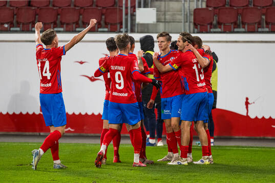 Helsingborgs Adrian Svanbäck jublar med lagkamraterna