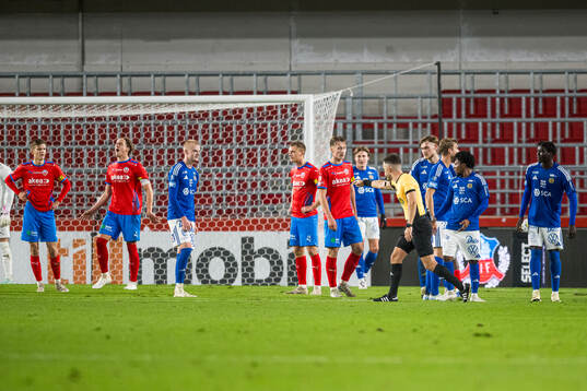 Domare Jasmin Svraka dömer en straff åt GIF Sundsvall