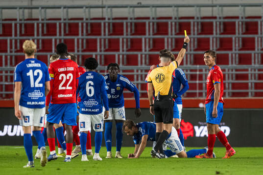 Helsingborgs Wilhelm Nilsson tilldelas ett gult kort