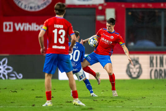 GIF Sundsvalls Anton Kralj i en situation med Helsingborgs