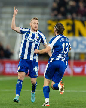 IFK Göteborgs Sebastian Ohlsson jublar ihop med Gustav