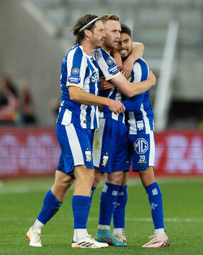 IFK Göteborgs Sebastian Ohlsson jublar ihop med Gustav
