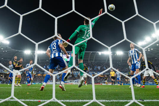 AIKs Benjamin Tiedemann Hansen nickar in 1-2 i mål bakom