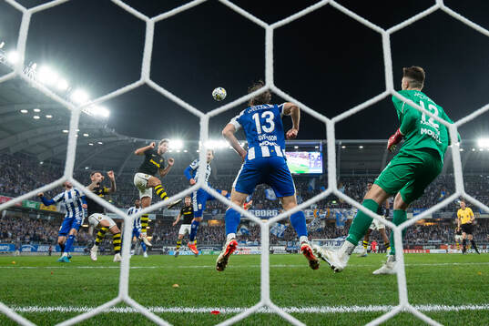AIKs Benjamin Tiedemann Hansen nickar in 1-2 i mål bakom