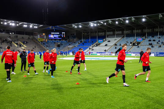 Brommapojkarnas spelare på uppvärmningen