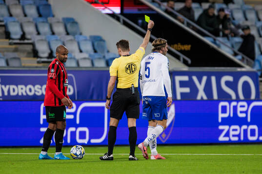 IFK Norrköpings Christoffer Nyman tilldelas ett gult kort