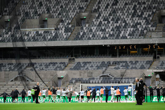 Hammarbys spelar jublar mot tomma läktare