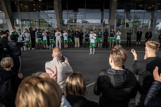 Hammarbys Bahir Besara tackar supportrarna utanför arenan