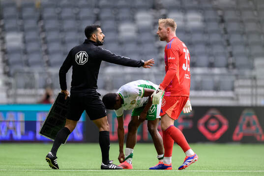 Hammarbys Bouzomana Toure och Djurgårdens målvakt Jacob