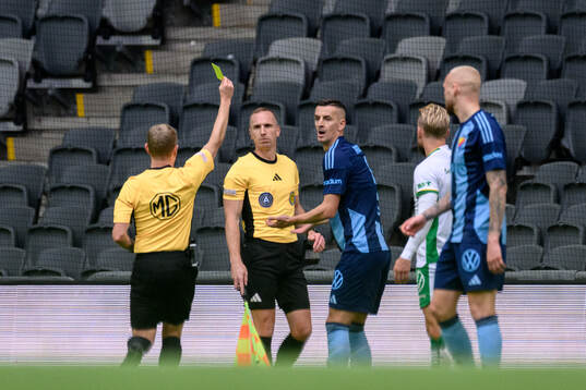Djurgårdens Haris Radetinac får gult kort