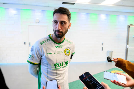 Hammarbys Nahir Besara blir intervjuad