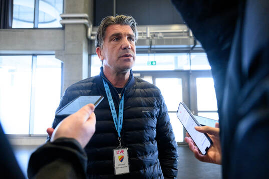 Djurgårdens sportchef Bosse Andersson blir intervjuad