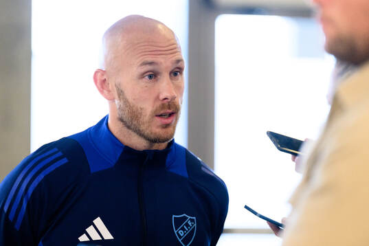 Djurgårdens Magnus Eriksson blir intervjuad