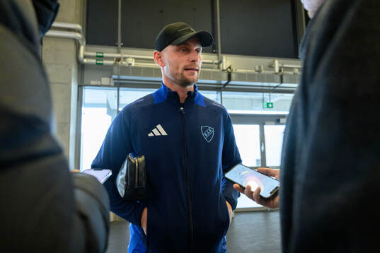 Djurgårdens målvakt Jacob Rinne blir intervjuad