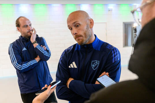 Djurgårdens Magnus Eriksson blir intervjuad