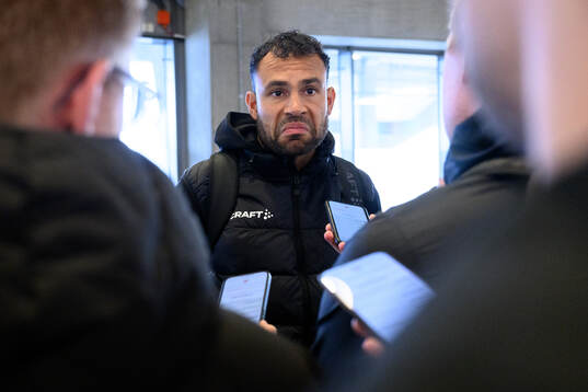 Hammarbys Warner Hahn blir intervjuad