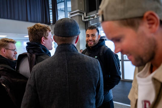 Hammarbys Warner Hahn blir intervjuad