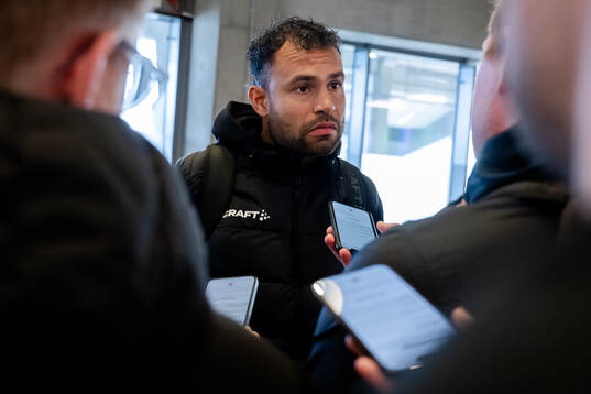 Hammarbys Warner Hahn blir intervjuad
