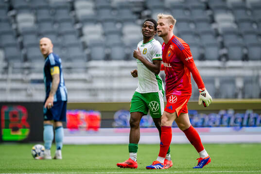 Hammarbys Bouzomana Toure och Djurgårdens målvakt Jacob
