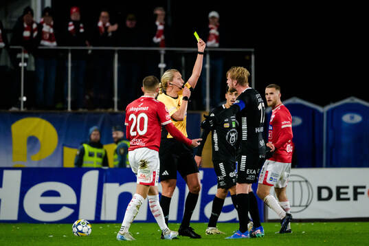 Örebros Karl Holmberg tilldelas gult kort av Domare Tess