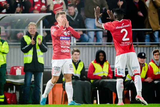 Degerfors Gustav Lindgren jublar med Mamadouba Diaby