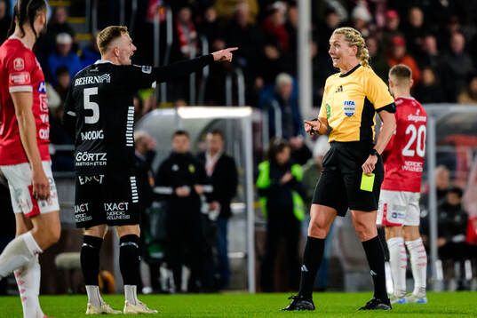 Örebros Jesper Modig tilldelas gult kort av domare Tess