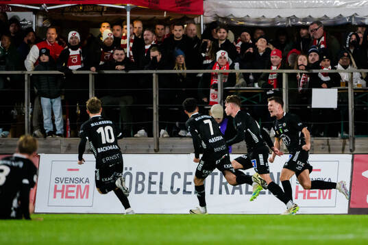 Örebros Erik McCue jublar