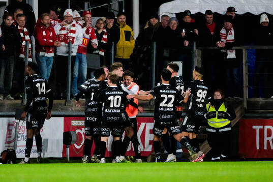 Örebros Erik McCue jublar