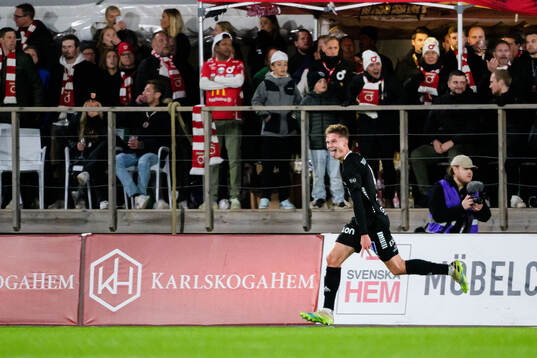 Örebros Erik McCue jublar
